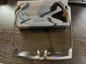 Even G2を開いた状態。レンズに導波路の反射が見える